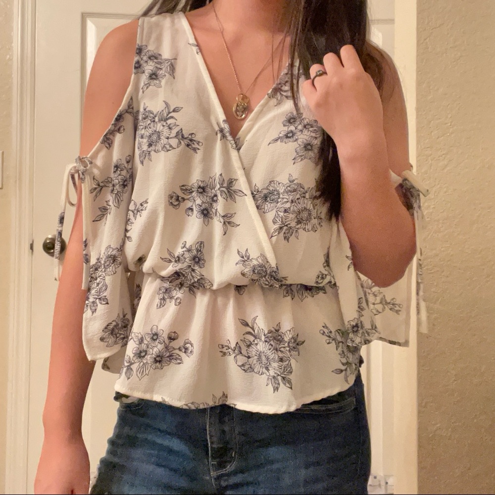 The Outfit Floral Top / Size S